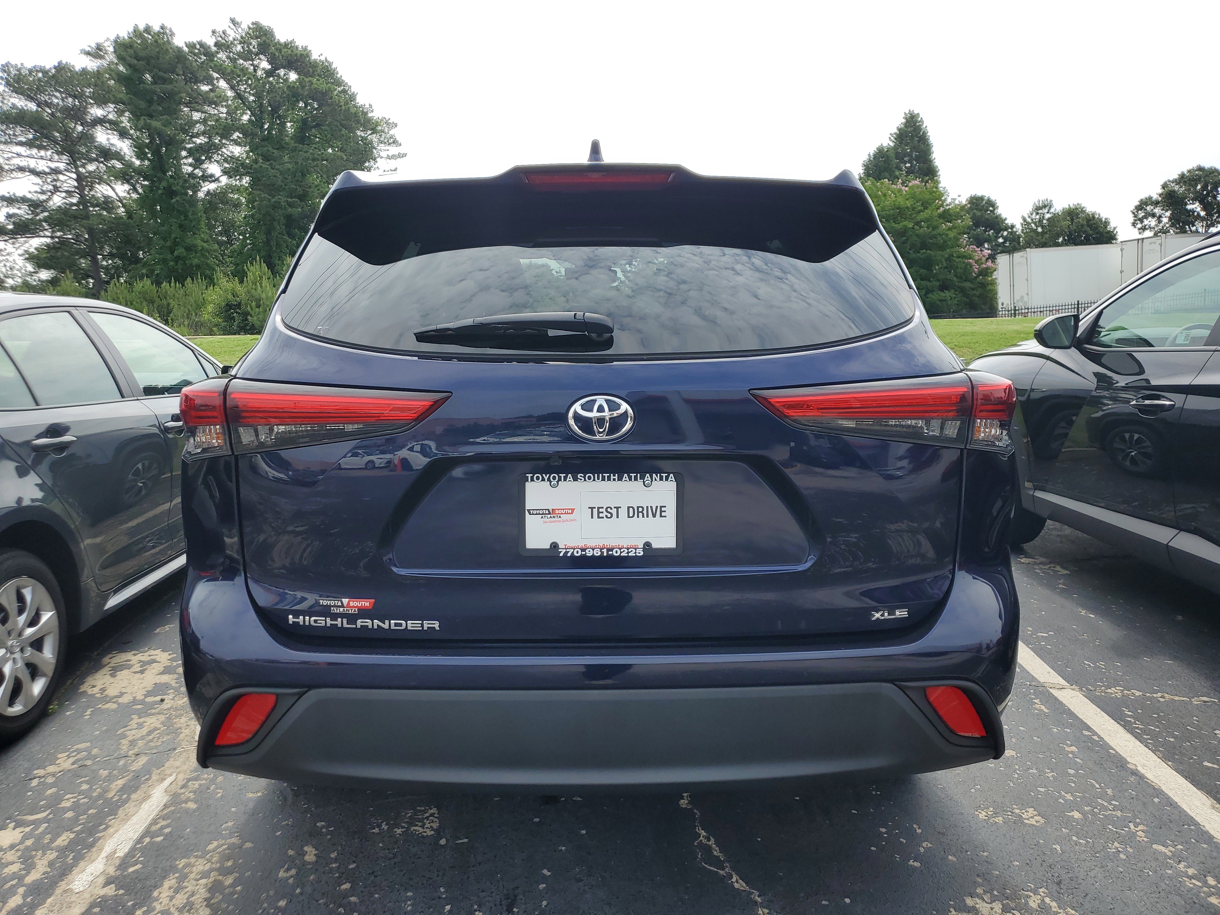 Used 2023 Toyota Highlander XLE FWD image 5