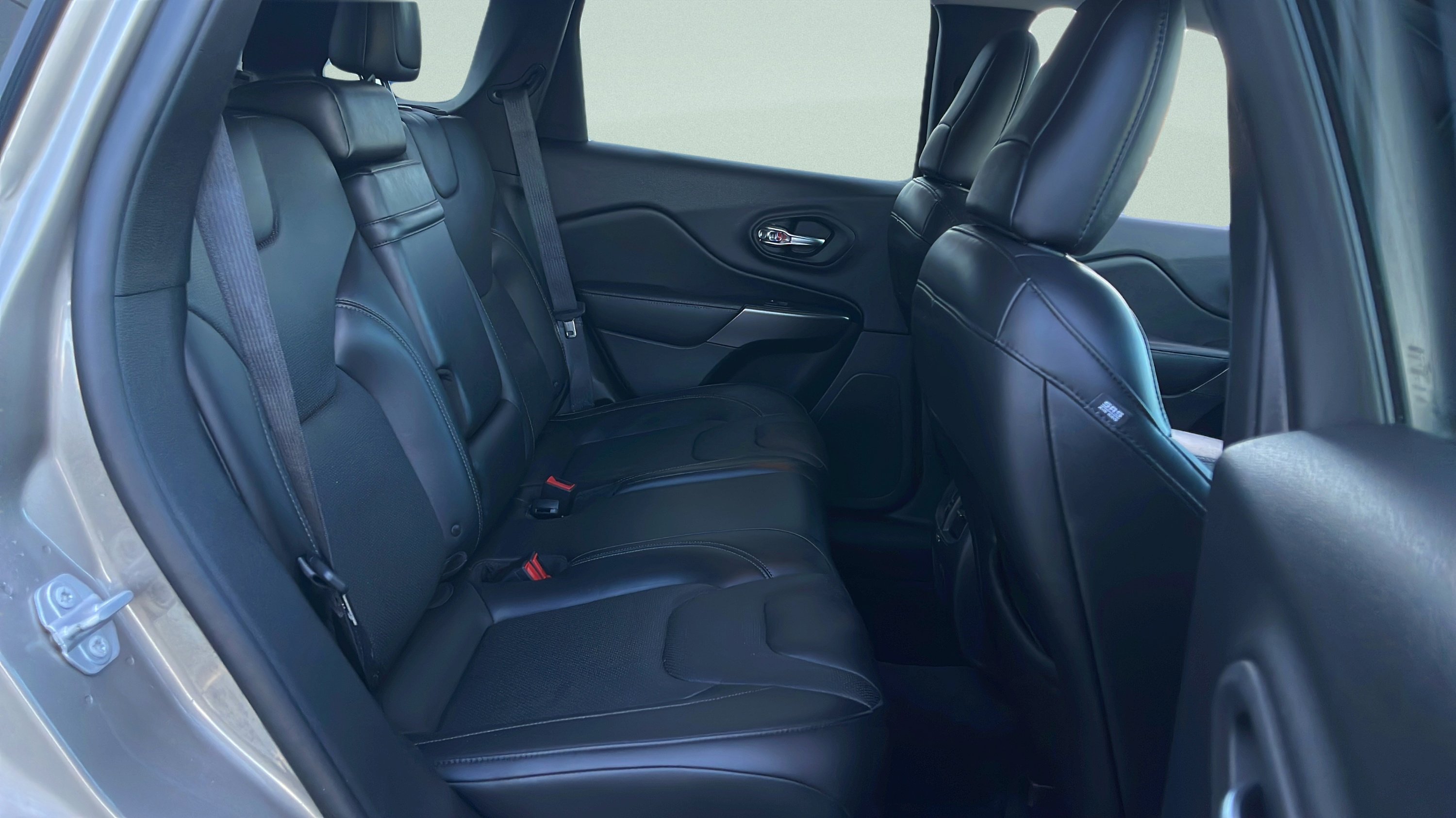 Used 2019 Jeep Cherokee Limited image 48