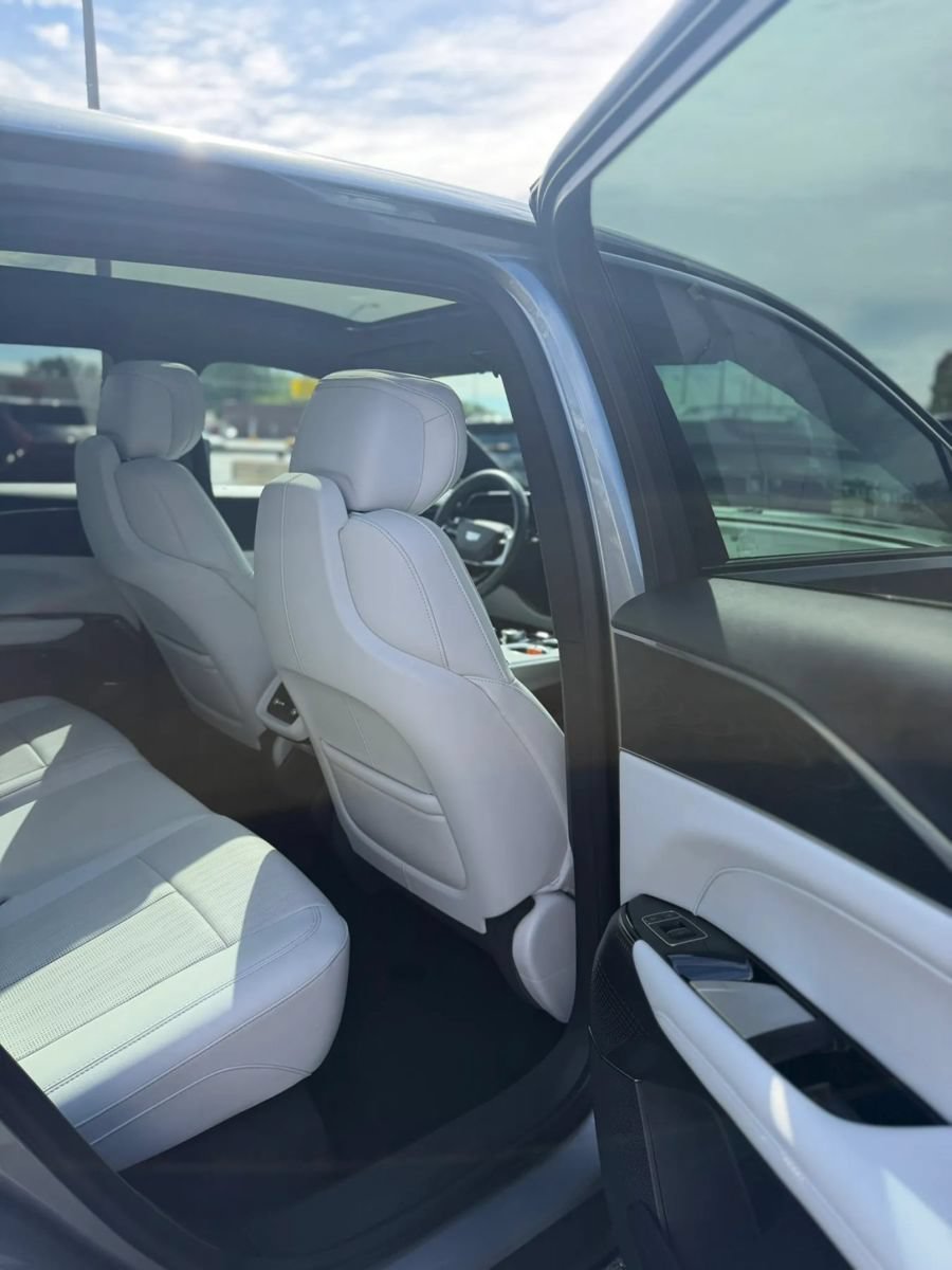Used 2024 Cadillac Lyriq Luxury AWD/4WD image 17