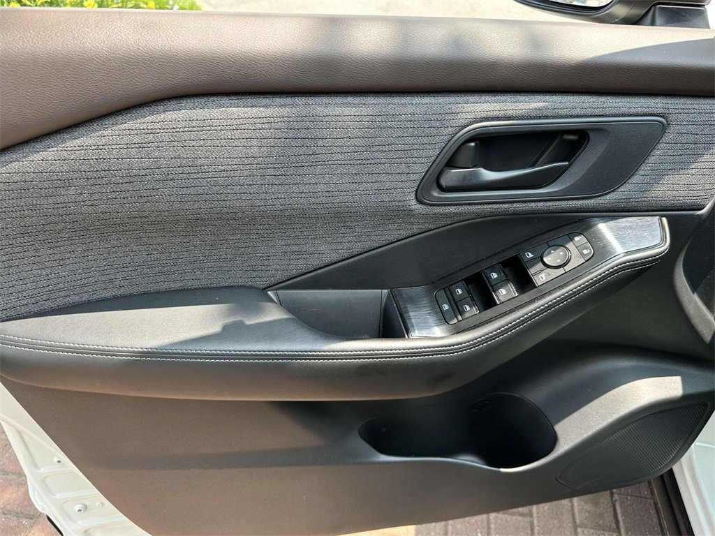 Used 2022 Nissan Rogue S image 24