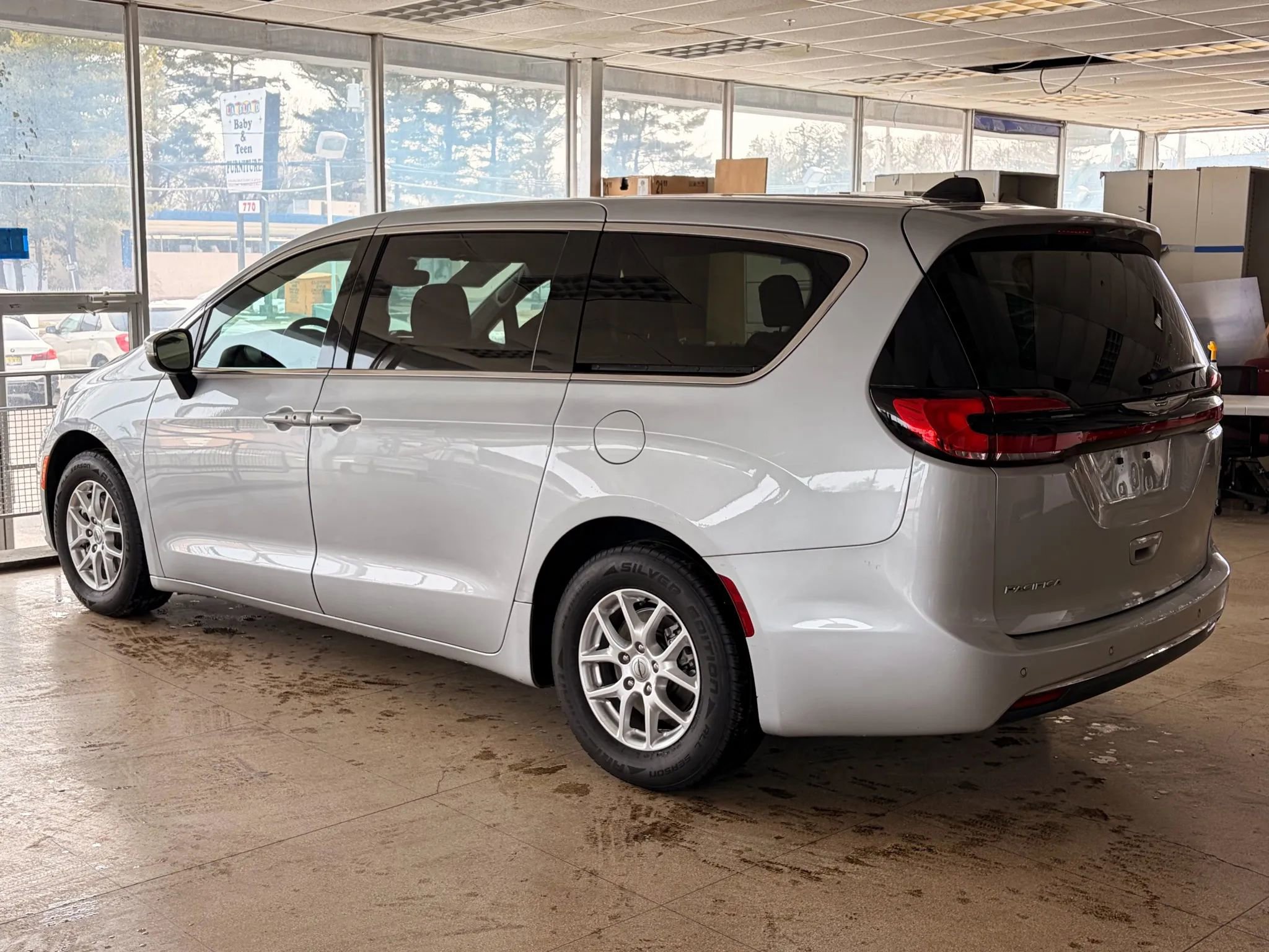 Used 2023 Chrysler Pacifica Touring image 8