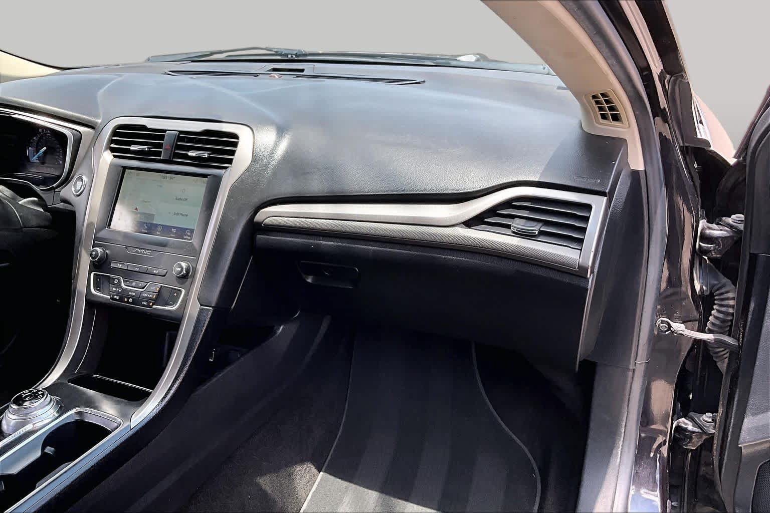 Used 2020 Ford Fusion SE FWD image 18