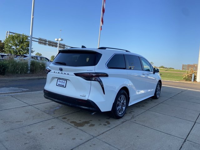 Used 2023 Toyota Sienna LE FWD image 11