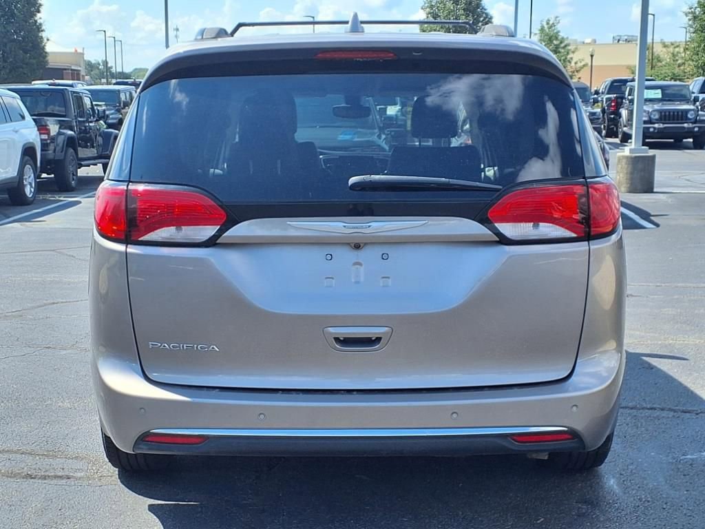 Used 2017 Chrysler Pacifica Touring-L image 5