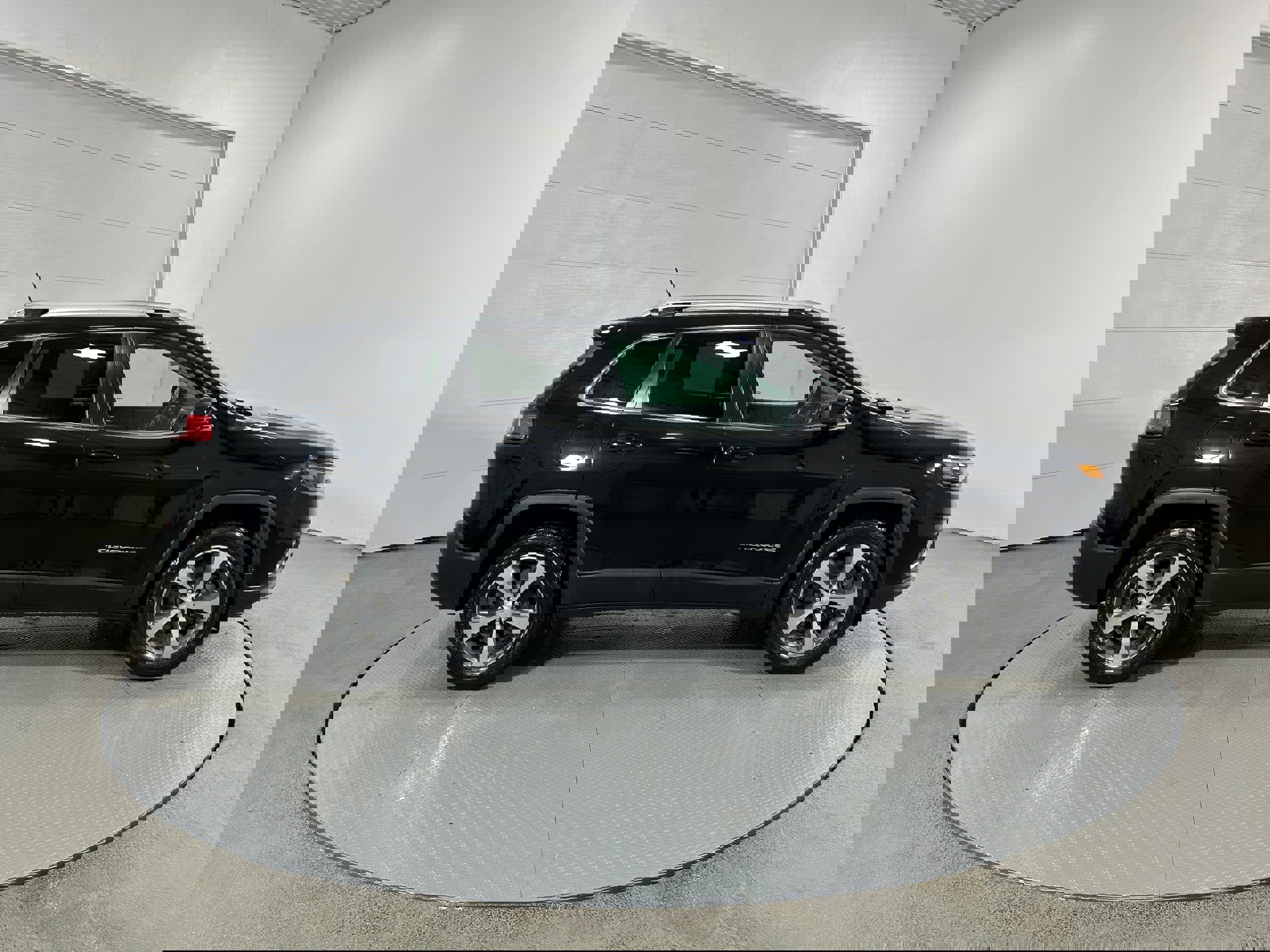 Used 2019 Jeep Cherokee Limited image 35