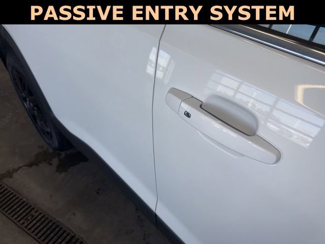 Used 2023 GMC Acadia SLE w/ Driver Convenience Package image 12