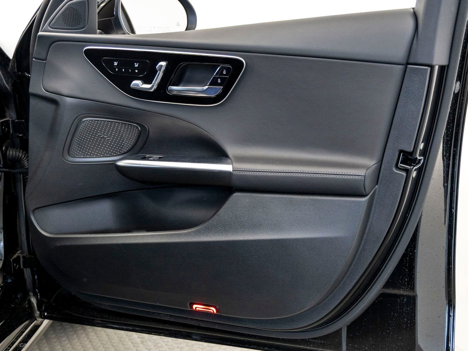 Used 2025 Mercedes-Benz C 300 Sedan image 26