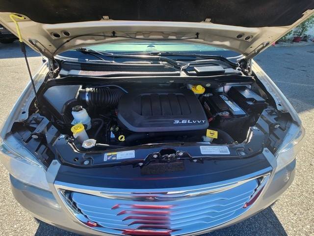 Used 2015 Chrysler Town & Country Touring FWD image 26