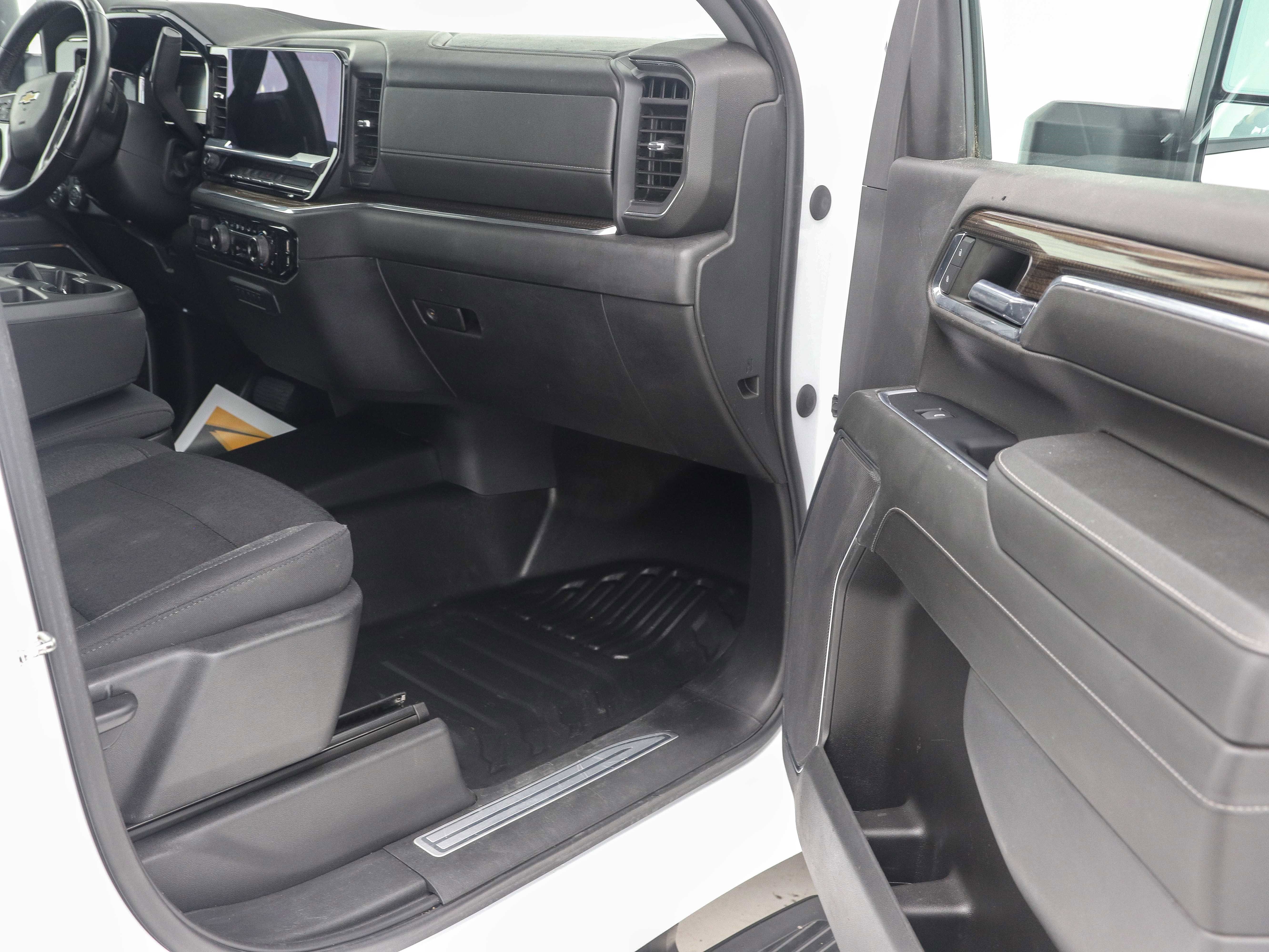 Used 2024 Chevrolet Silverado 2500 LT w/ Convenience Package image 16