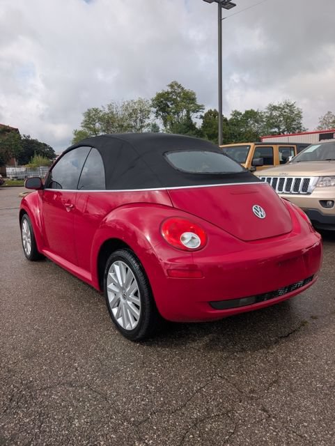 Used 2008 Volkswagen Beetle SE FWD image 4