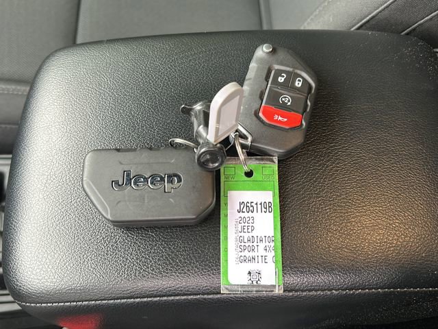 Used 2023 Jeep Gladiator Sport AWD/4WD image 30