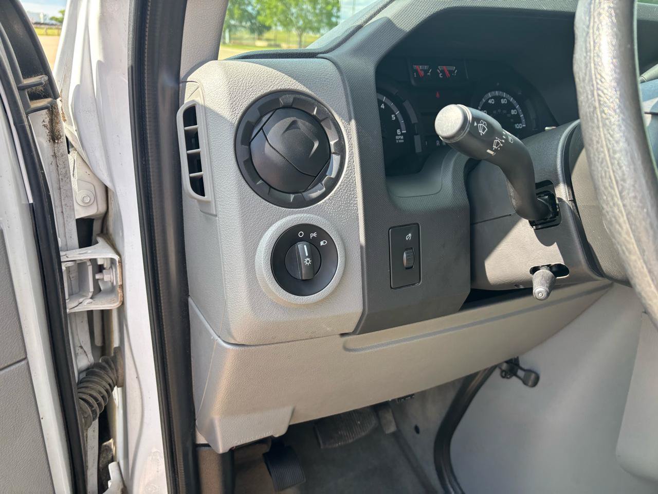 Used 2014 Ford E-350 and Econoline 350 XLT RWD image 15