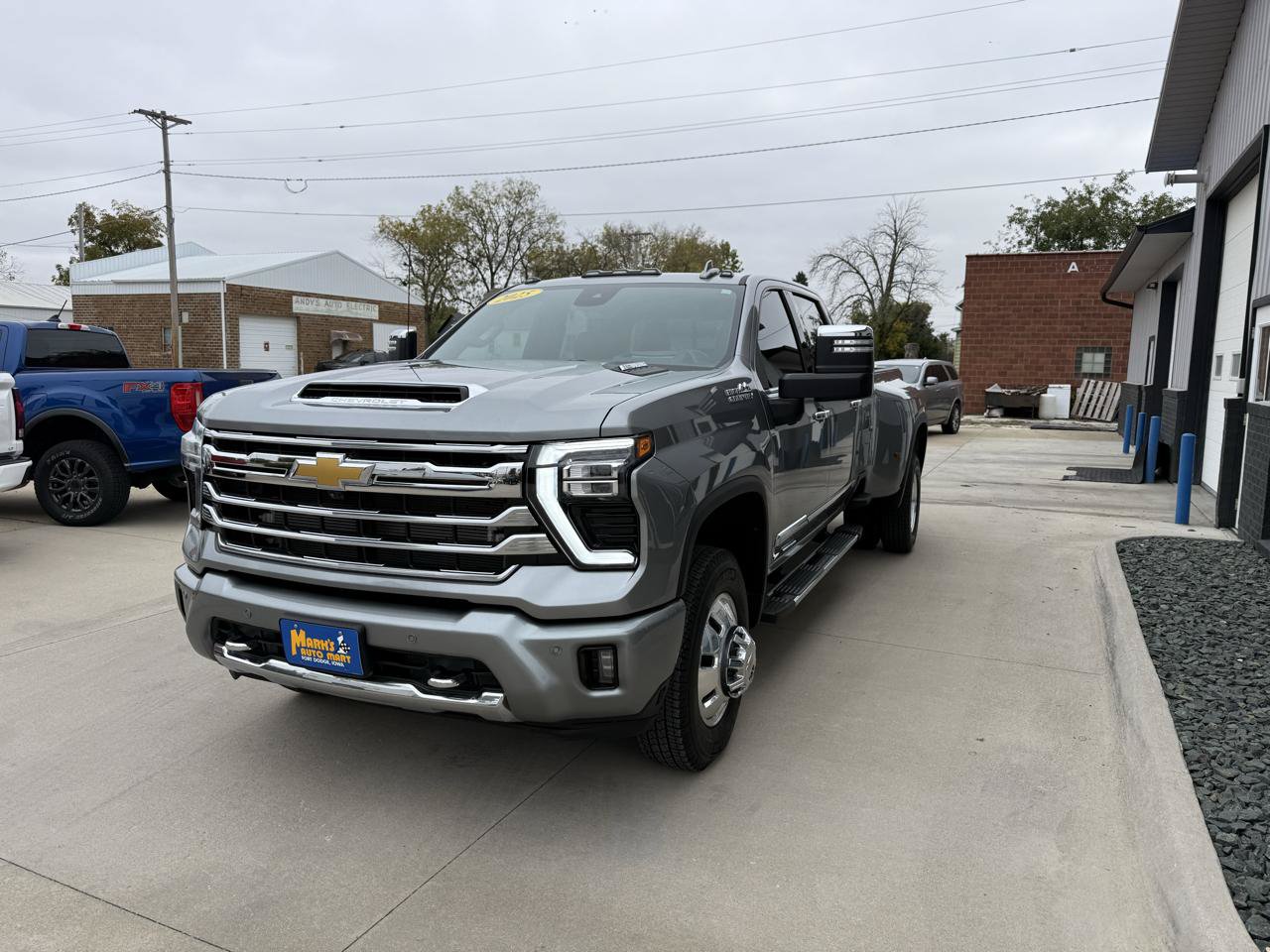 Used 2025 Chevrolet Silverado 3500 High Country w/ High Country Premium Package AWD/4WD image 3