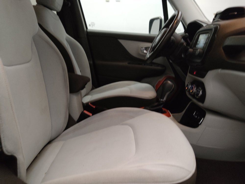 Used 2017 Jeep Renegade Latitude FWD image 21