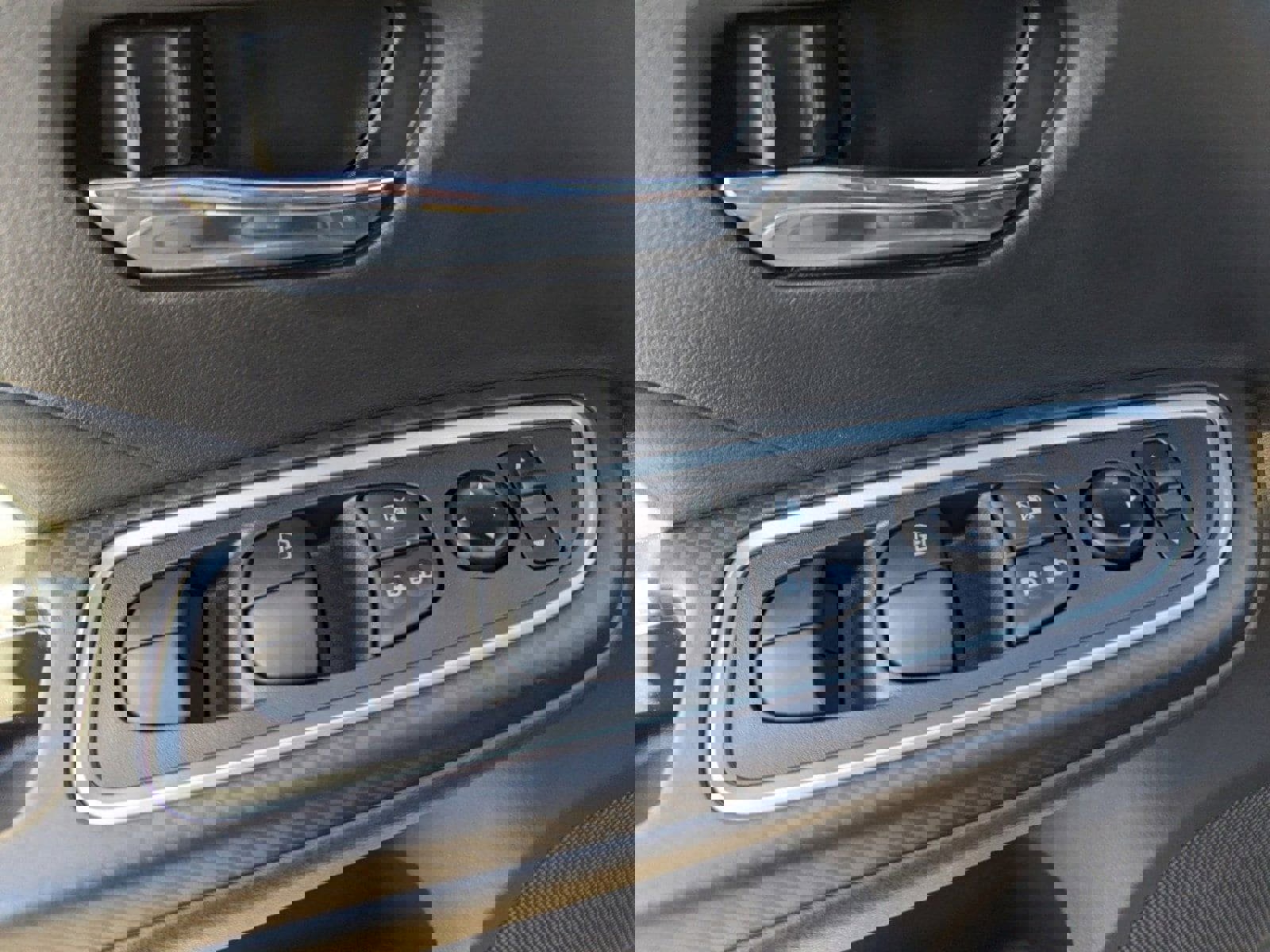 New 2025 Nissan Versa SR w/ Trunk Package FWD image 12