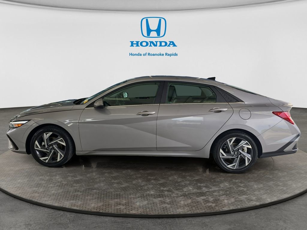 Used 2025 Hyundai Elantra Limited image 2
