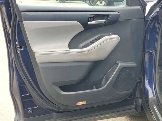 Used 2021 Toyota Highlander XLE AWD/4WD image 9