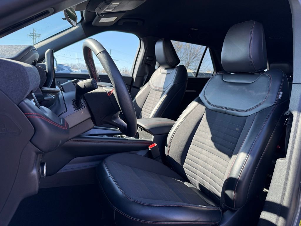 Used 2025 Ford Explorer ST-Line w/ ST-Line Street Pack image 9