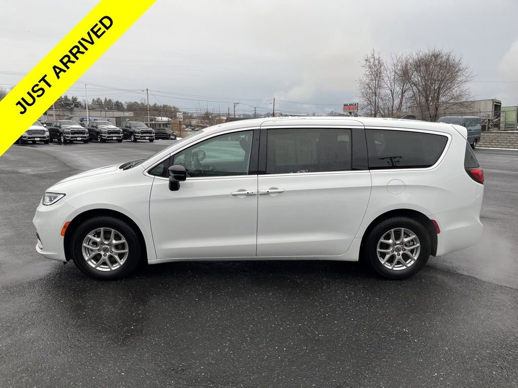 Used 2024 Chrysler Pacifica Touring-L image 6