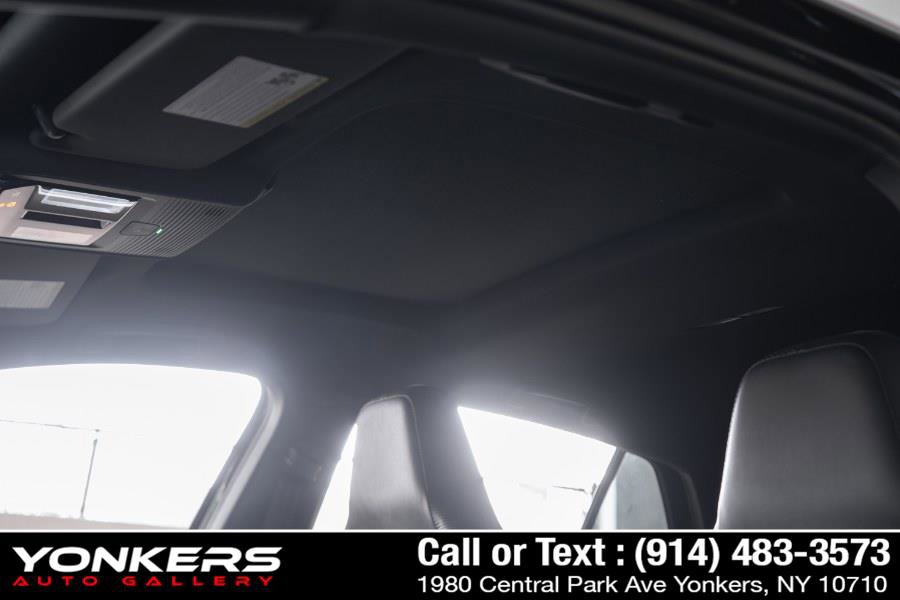 Used 2022 Volkswagen Golf R image 18