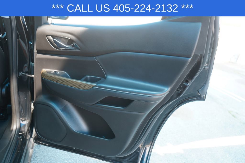 Used 2023 GMC Acadia SLE w/ Driver Convenience Package FWD image 25