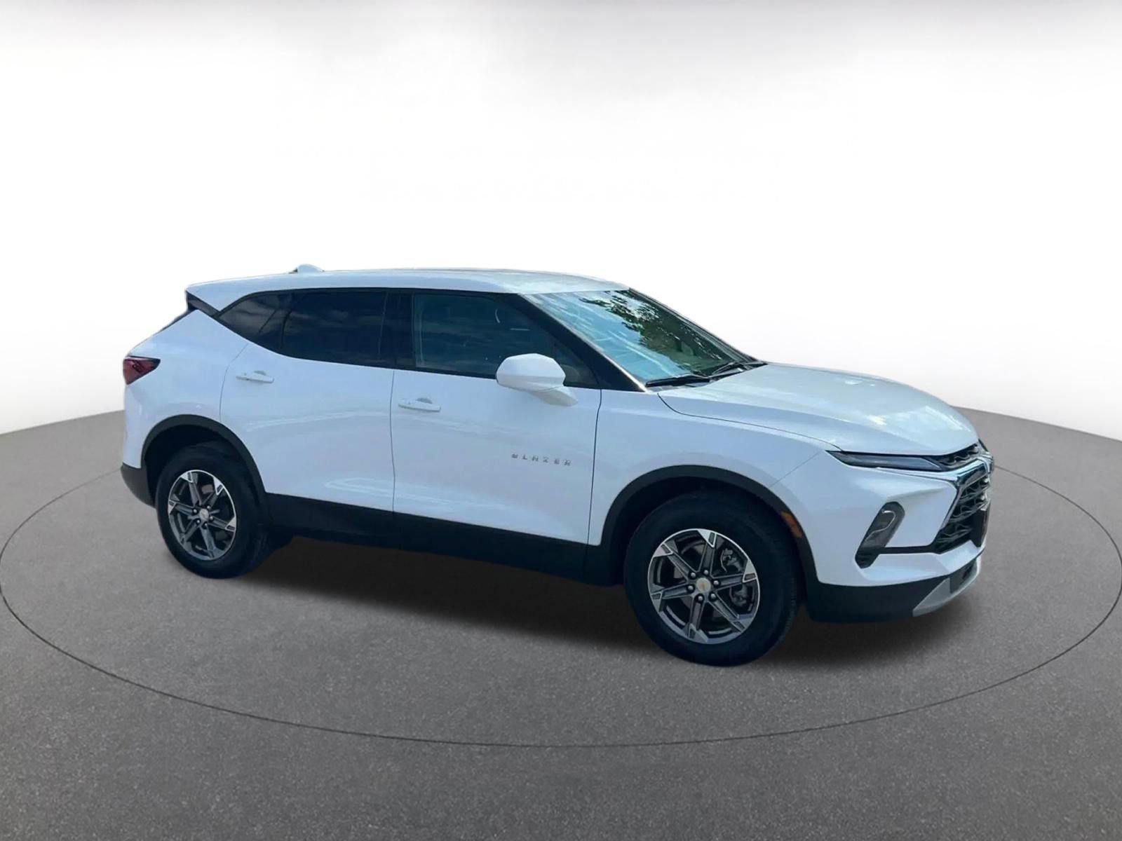 Used 2026 Chevrolet Blazer LT AWD/4WD image 2