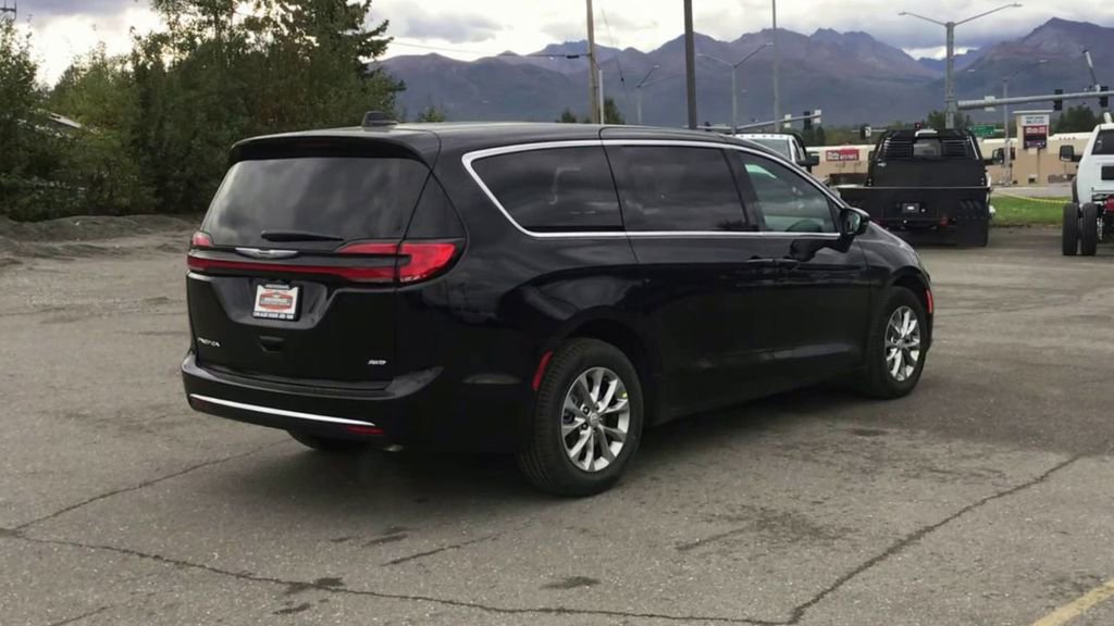 New 2026 Chrysler Pacifica Select image 8
