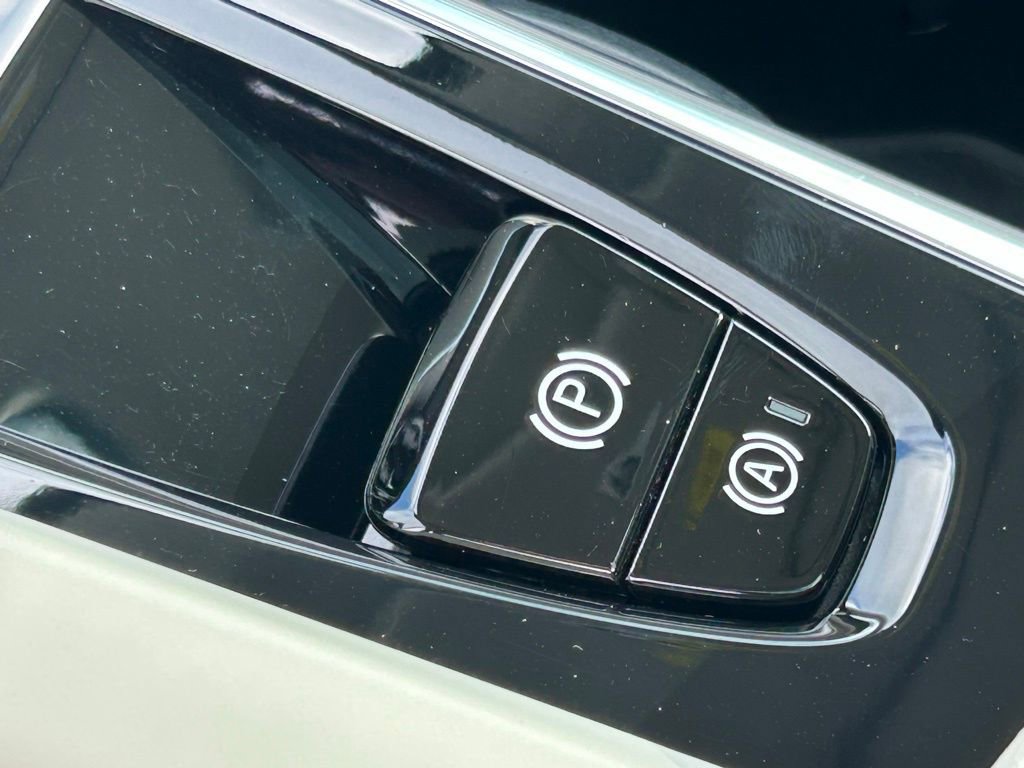 Used 2023 Volvo XC60 B5 Plus image 29