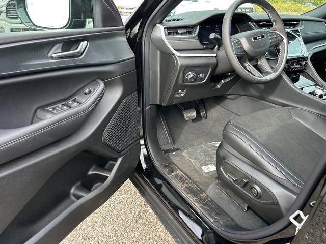 New 2025 Jeep Grand Cherokee Altitude image 9