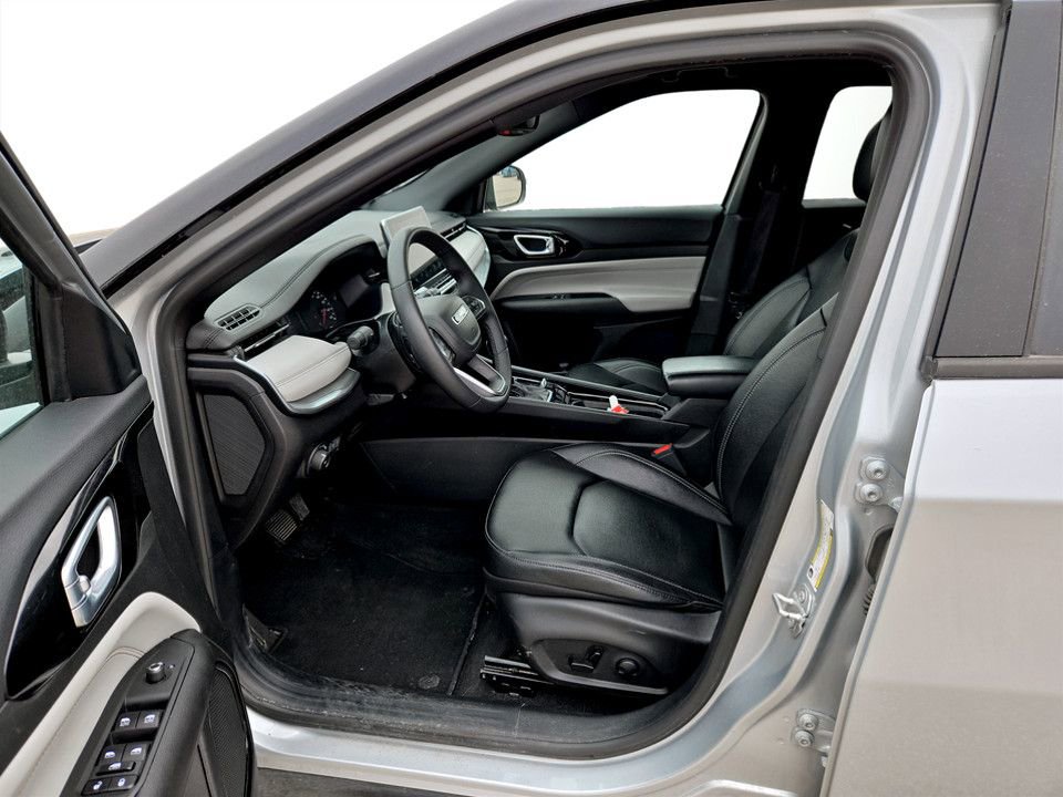 Used 2025 Jeep Compass Limited image 28