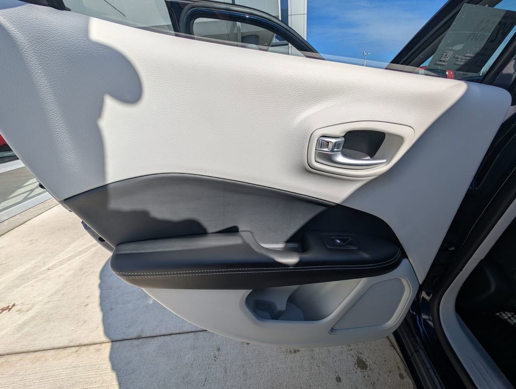 Used 2019 Jeep Compass Latitude w/ Cold Weather Group AWD/4WD image 39