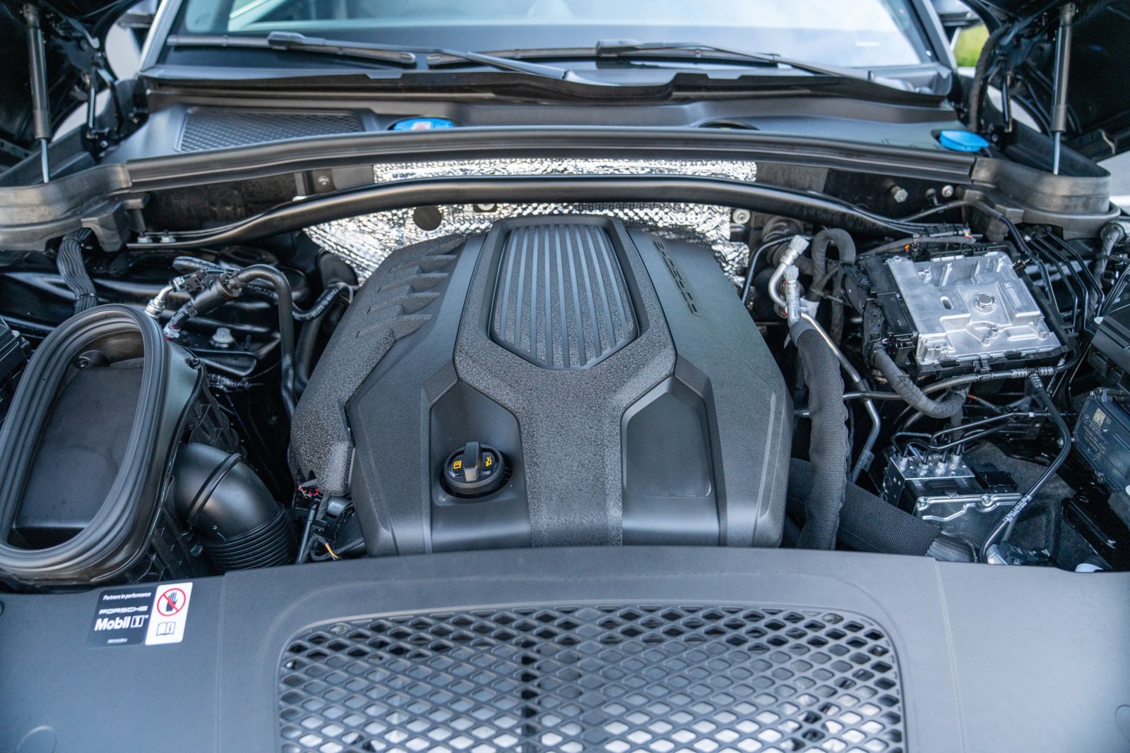 Certified 2026 Porsche Macan Turbo AWD/4WD image 29