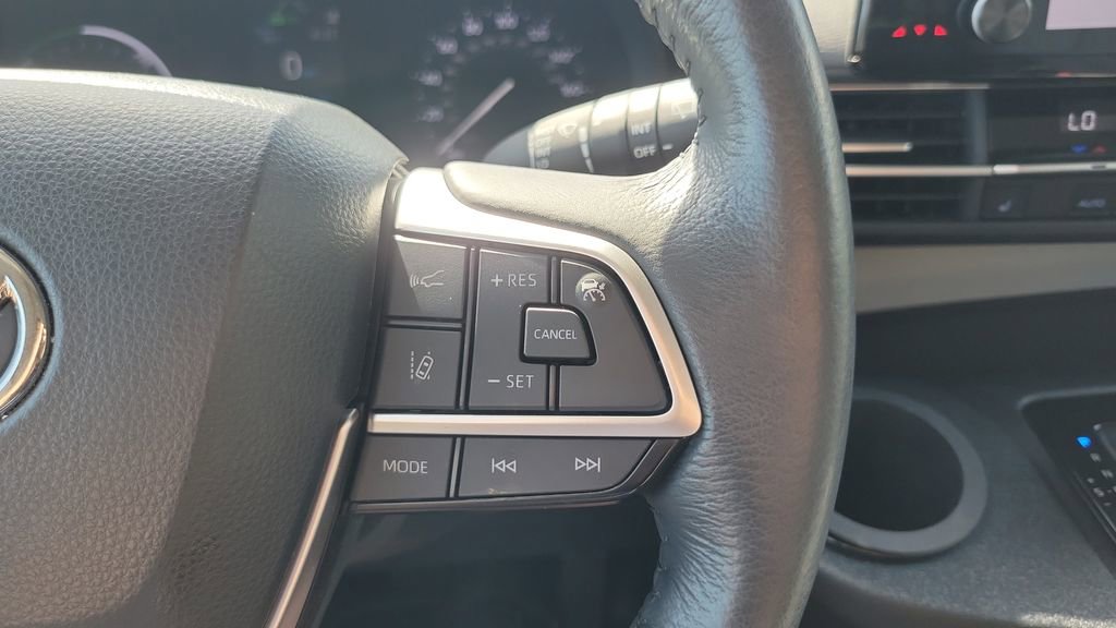 Used 2024 Toyota Sienna XLE FWD image 25