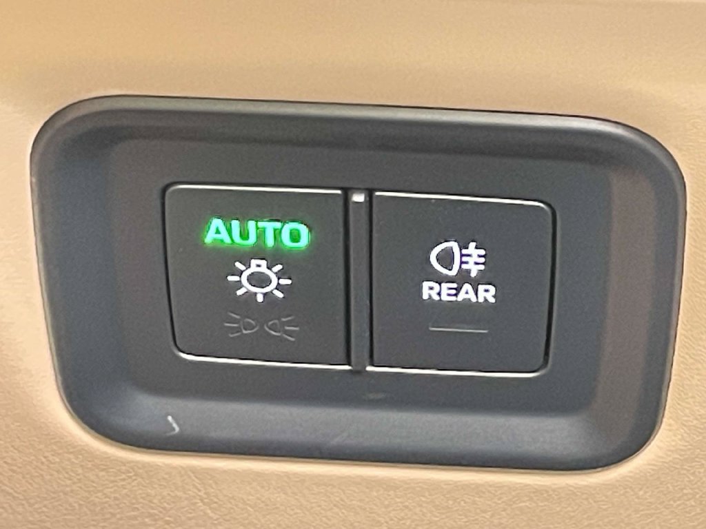 Certified 2024 Porsche Cayenne AWD/4WD image 38