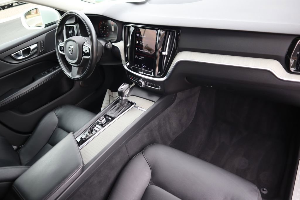 Used 2021 Volvo V60 T5 Cross Country image 17