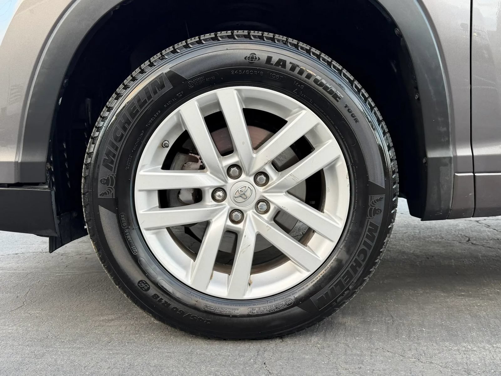Used 2014 Toyota Highlander LE FWD image 25