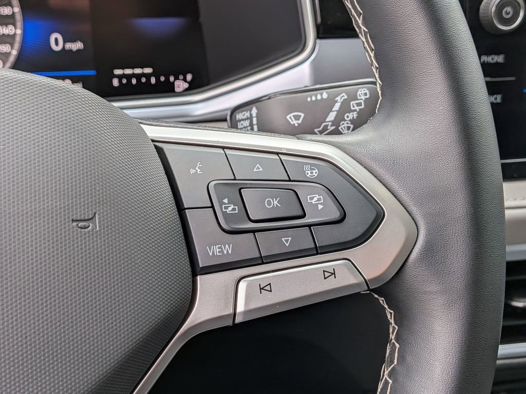 Used 2025 Volkswagen Taos SE w/ Panoramic Sunroof Package image 18