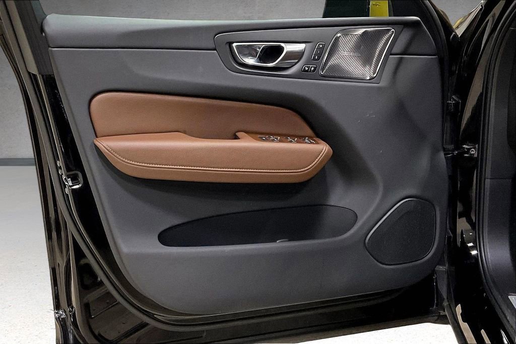 Used 2022 Volvo XC60 B5 Momentum w/ Climate Package image 19