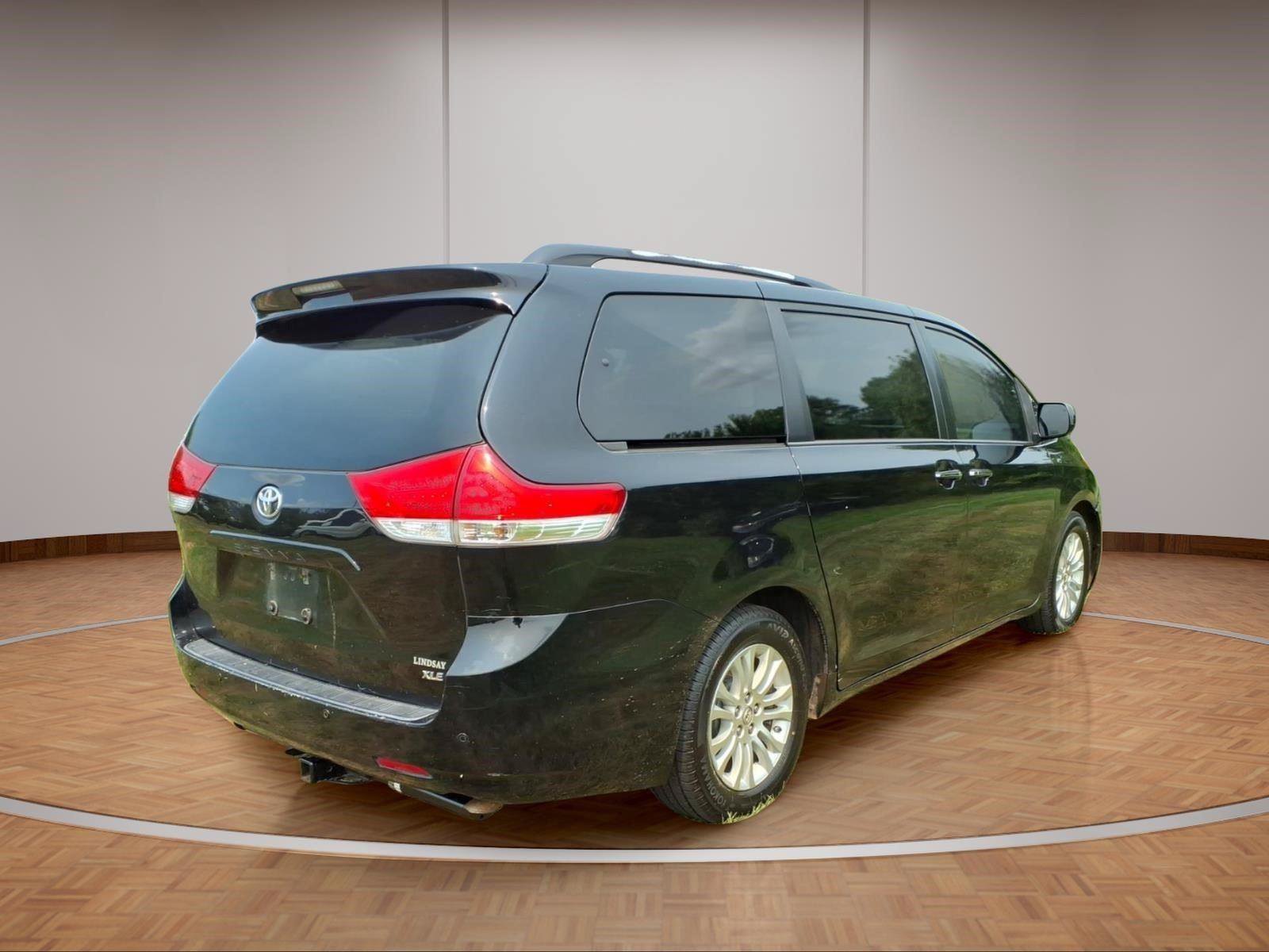 Used 2013 Toyota Sienna XLE FWD image 6