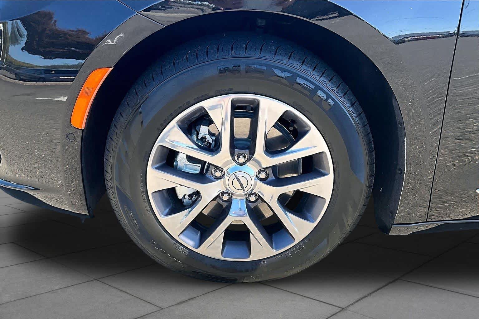 Used 2025 Chrysler Pacifica Pinnacle FWD image 10