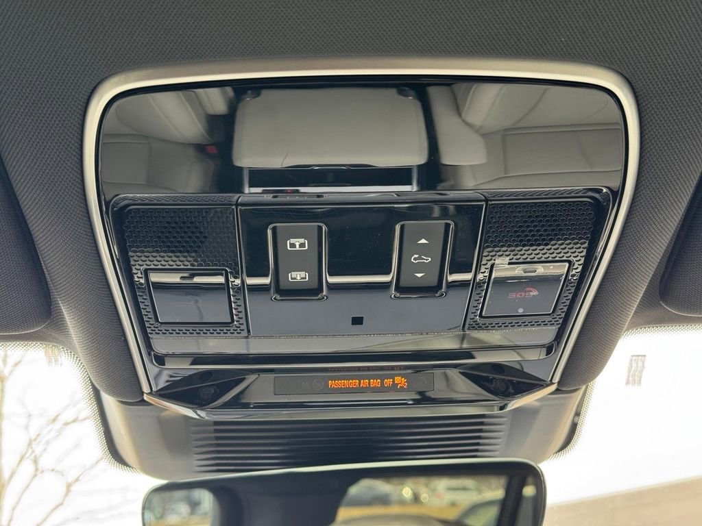Used 2025 Land Rover Range Rover Long Wheelbase SE image 16
