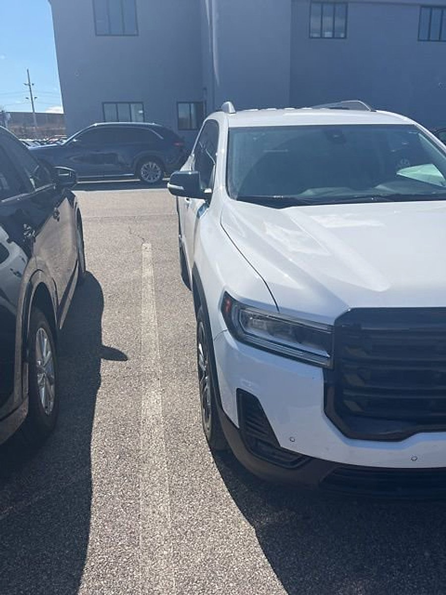 Used 2023 GMC Acadia SLE w/ Driver Convenience Package image 5