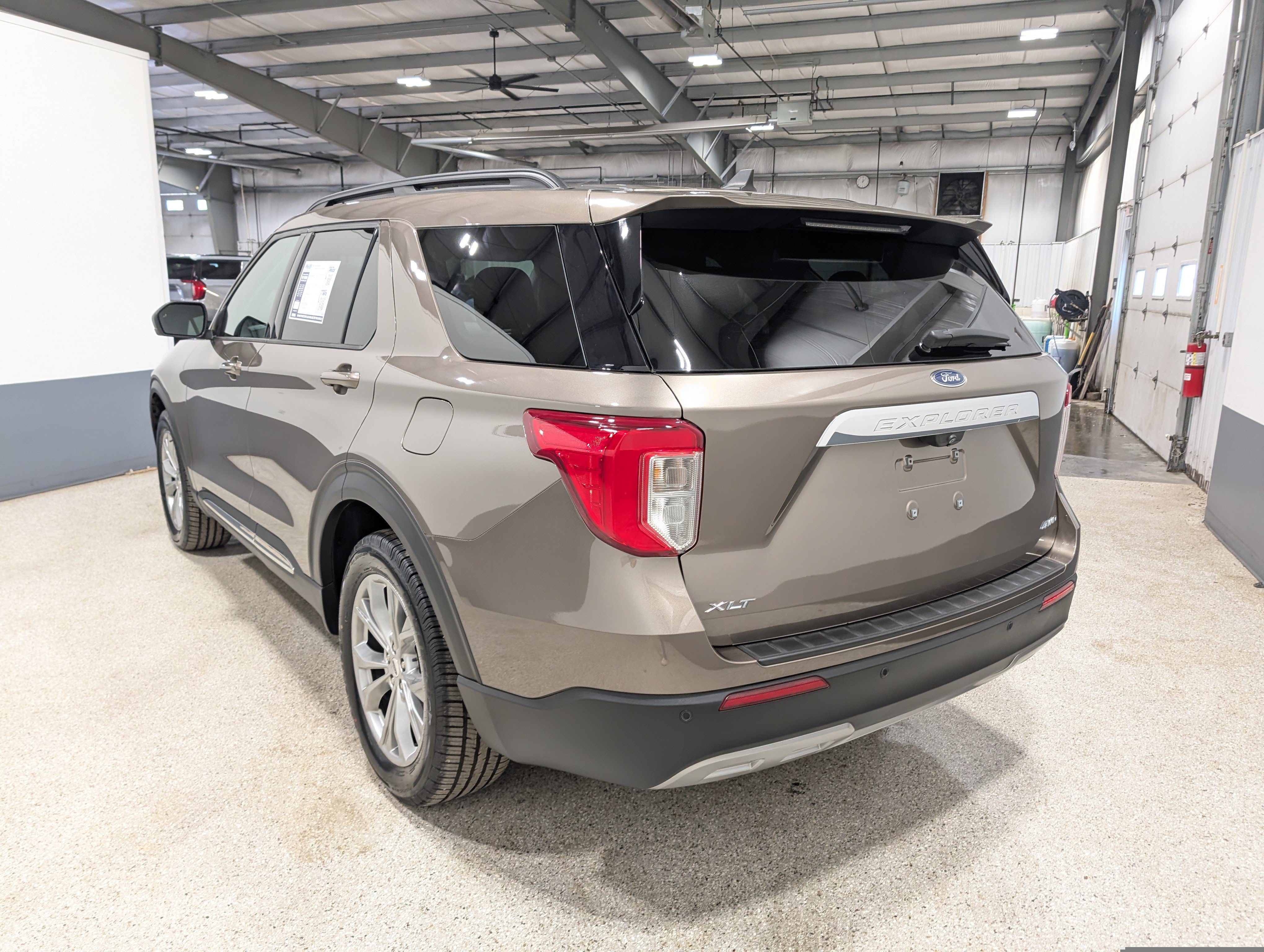 Used 2021 Ford Explorer XLT w/ Equipment Group 202A AWD/4WD image 5