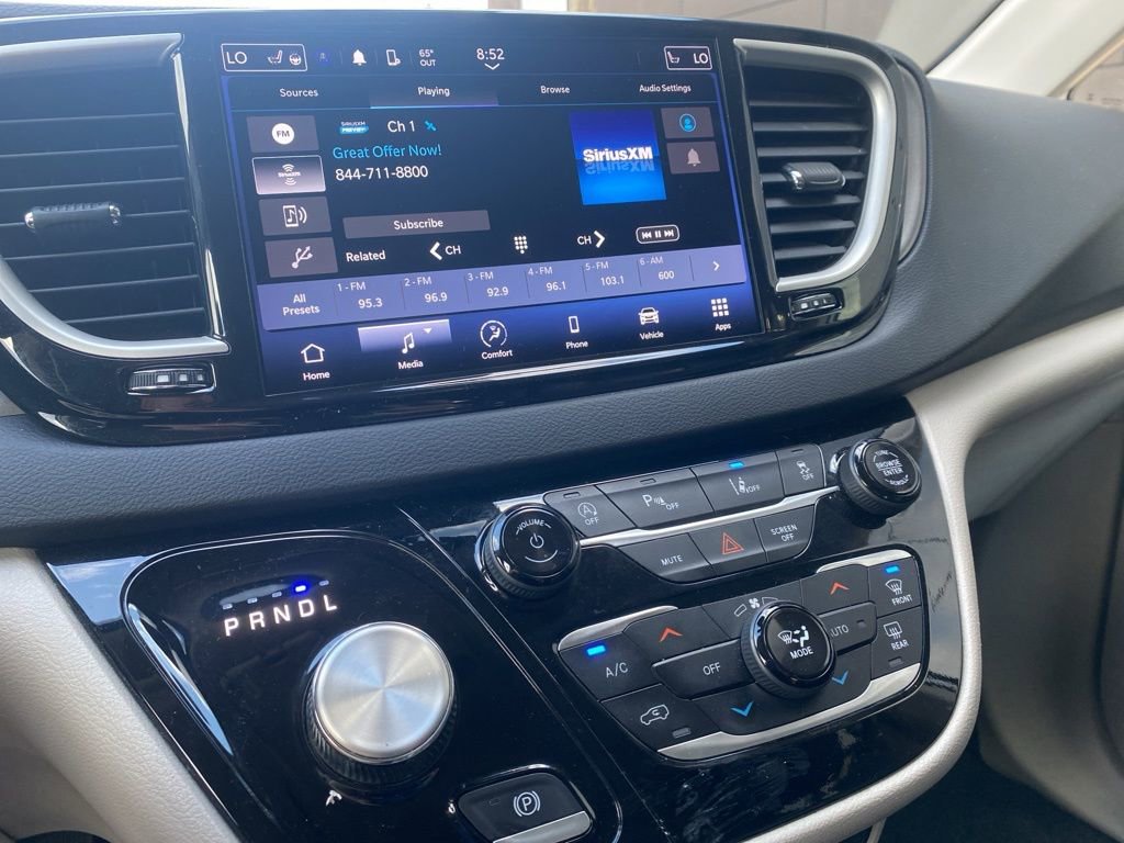 Used 2024 Chrysler Pacifica Touring-L image 15