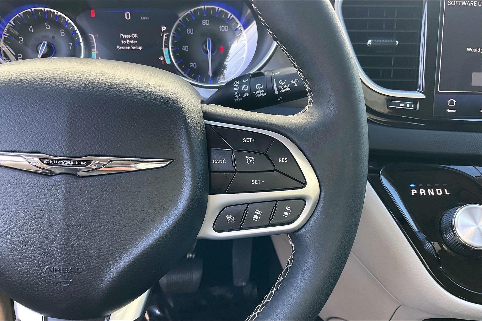 Used 2024 Chrysler Pacifica Touring-L FWD image 24