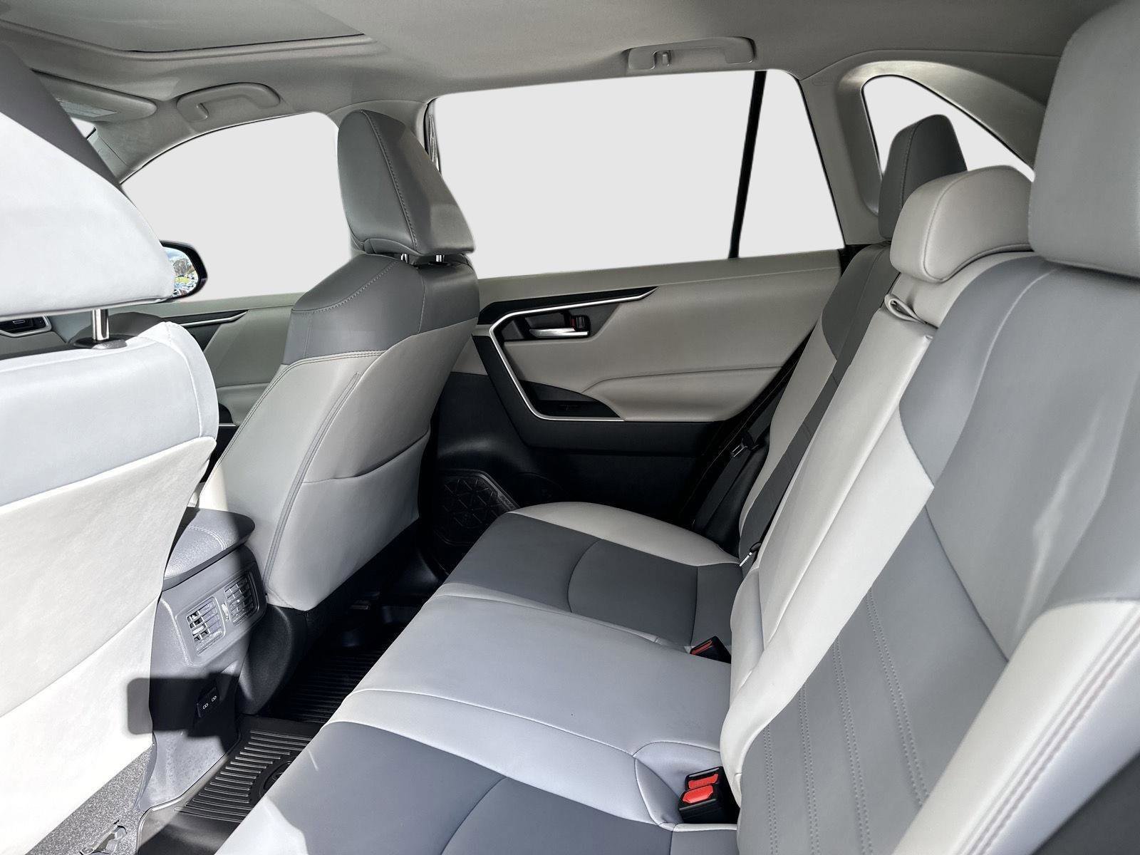 Used 2022 Toyota RAV4 XLE Premium image 31