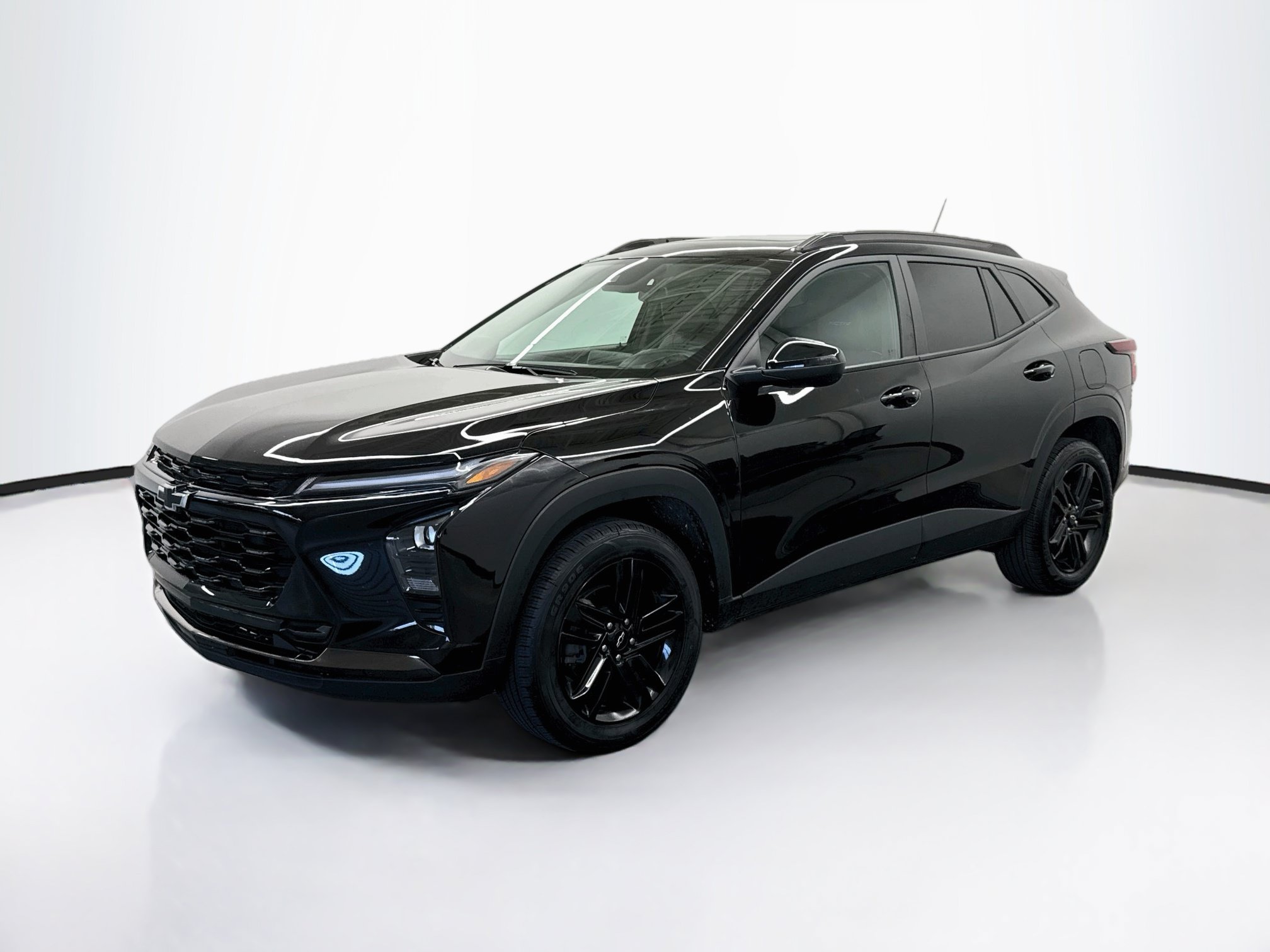 Used 2025 Chevrolet Trax ACTIV w/ Sunroof Package FWD image 3