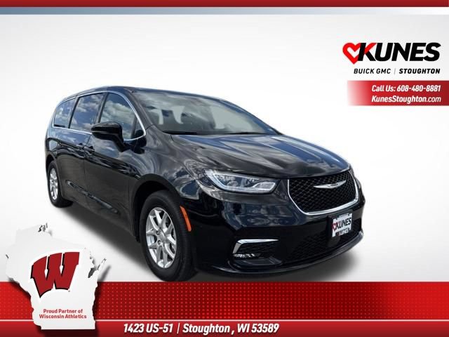 Used 2025 Chrysler Pacifica Select