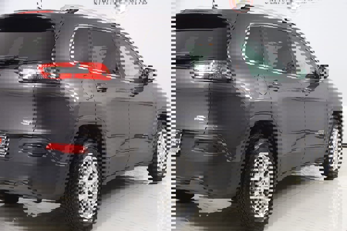 Used 2018 Jeep Cherokee Latitude Plus w/ Cold Weather Group FWD image 41