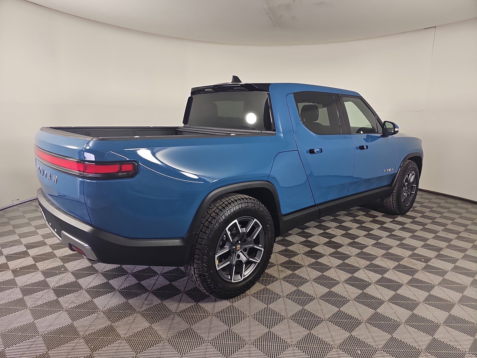 Used 2024 Rivian R1T Adventure AWD/4WD image 5